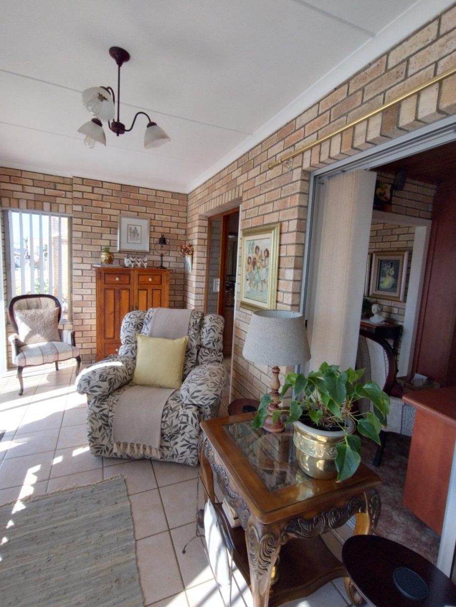 5 Bedroom Property for Sale in Wavecrest Eastern Cape
